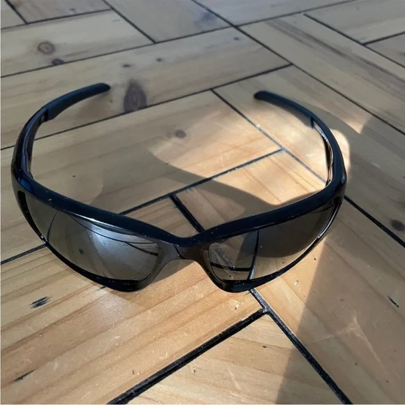 OAKLEYCanteen Men's Polarized Black
Wrap Sunglasses. Used.
009225-01-60 - Picture 3 of 12